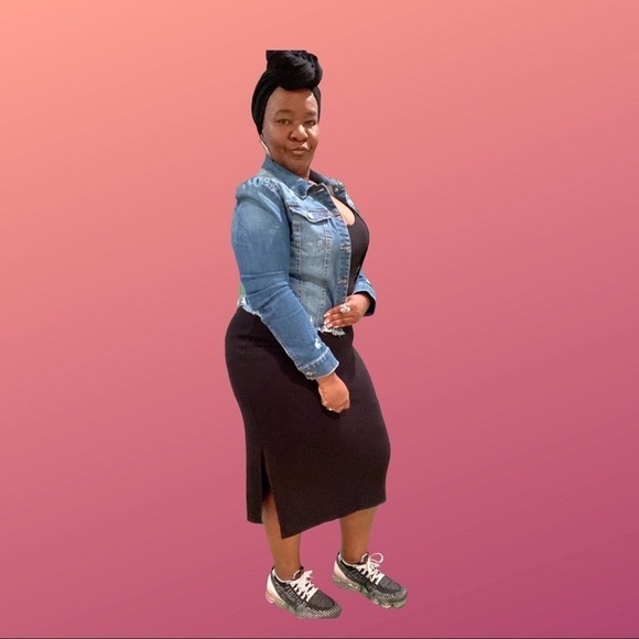 🛍️ Crop Distressed Denim Jacket - Various Sizes (NWT) Boutique - Picture 2 of 4